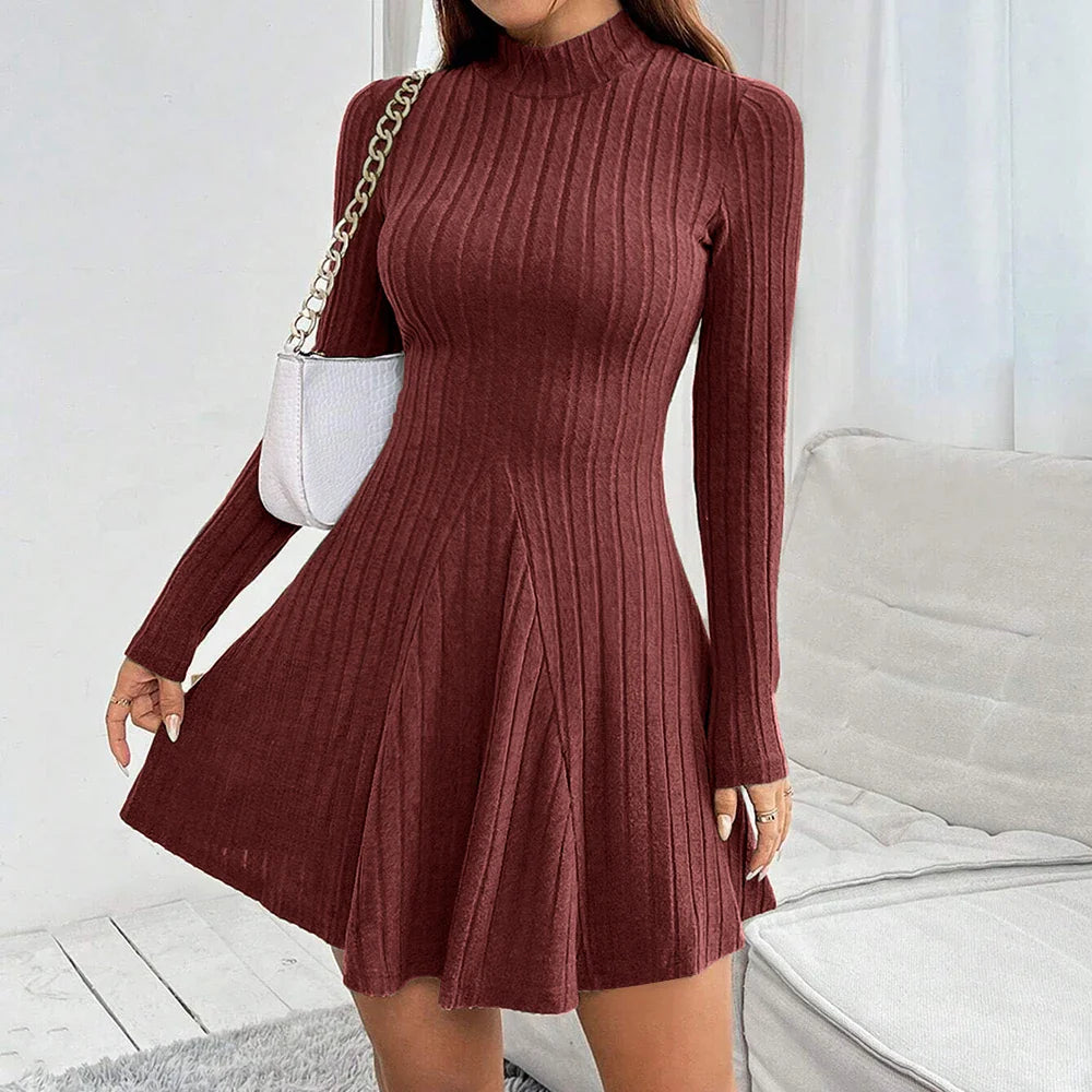 Liora — Robe à col montant côtelé avec ourlet évasé et coupe stretch