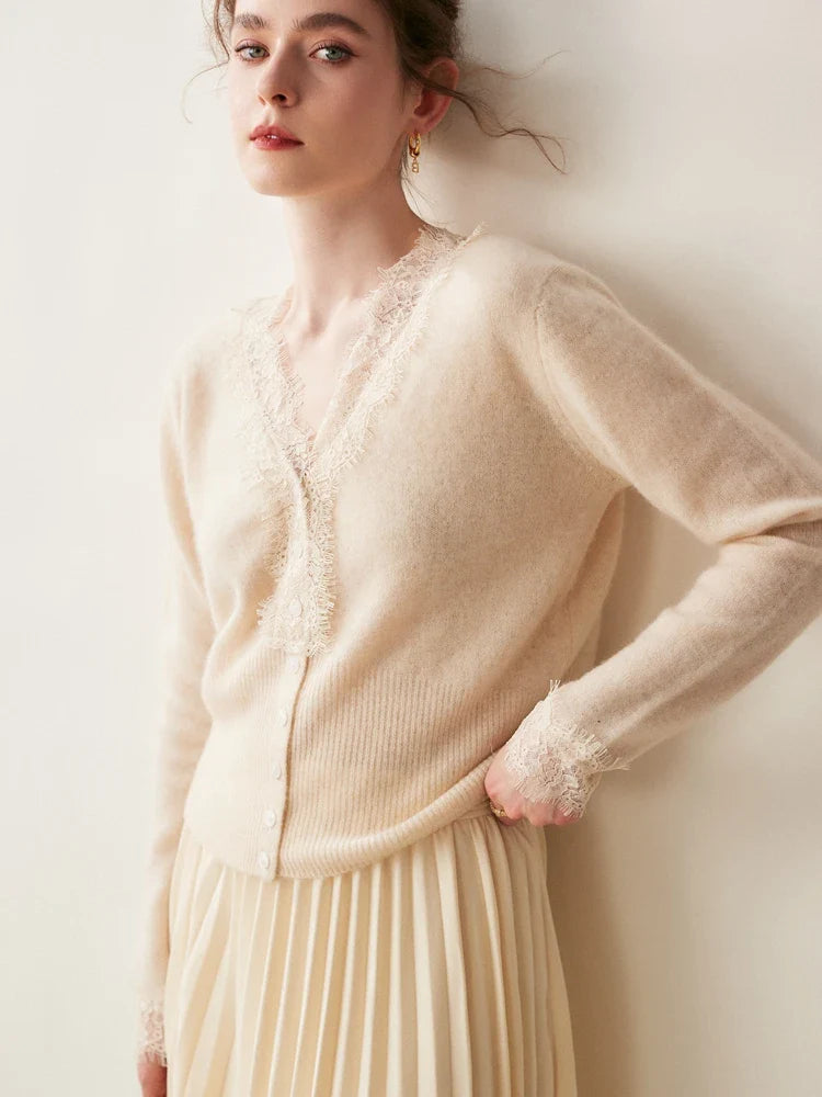 Elara — Weicher Kaschmir-Spitzen-Cardigan zum Layern