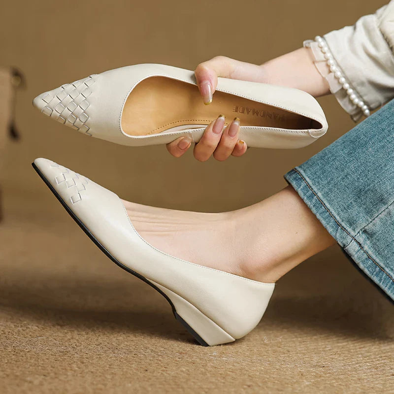 Novara Woven Leather Pumps — Aito nahkainen kärkikärkinen kiilakorkokenkä