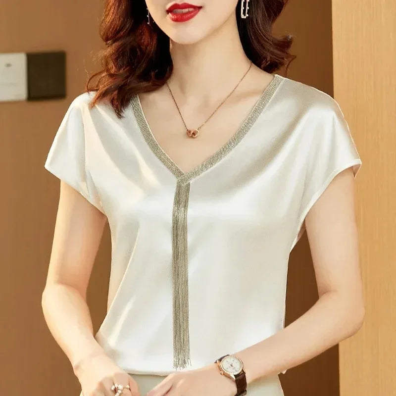 Liora — Damen-Satin-Top mit V-Ausschnitt, dezentem Schimmer und Fransen-Detail