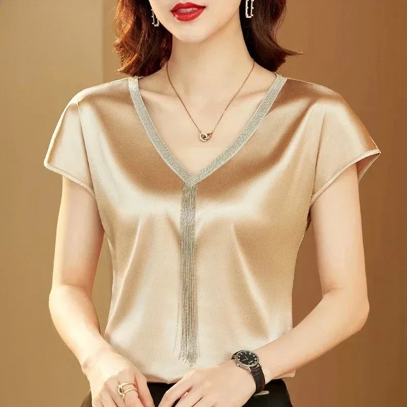 Liora — Damen-Satin-Top mit V-Ausschnitt, dezentem Schimmer und Fransen-Detail