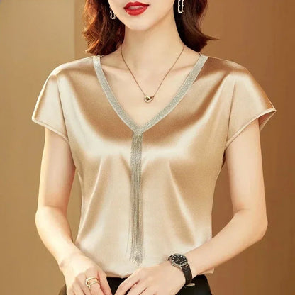 Liora — Damen-Satin-Top mit V-Ausschnitt, dezentem Schimmer und Fransen-Detail