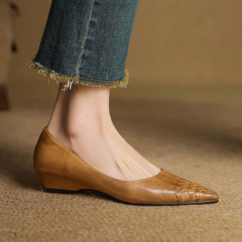 Novara Woven Leather Pumps — Aito nahkainen kärkikärkinen kiilakorkokenkä