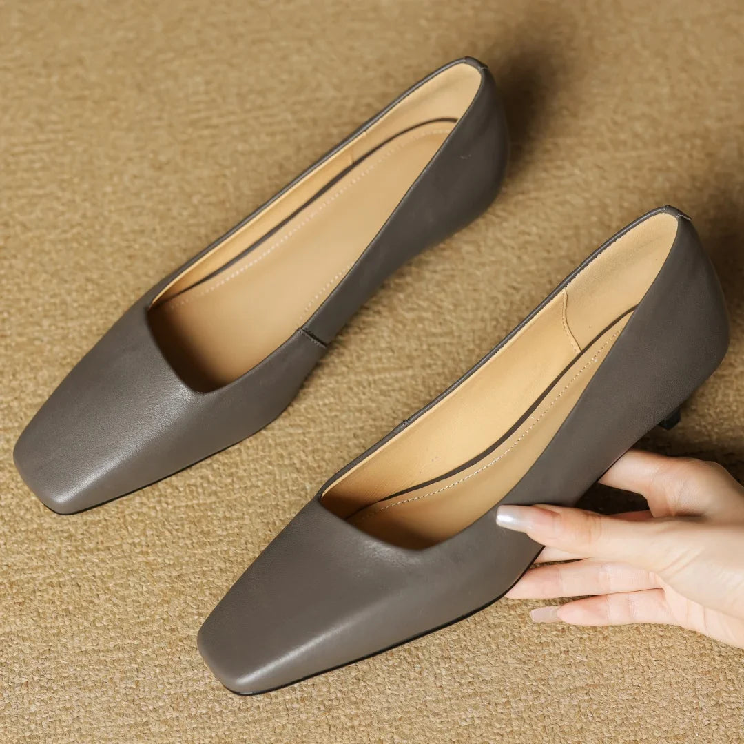 Talora — Echtes Leder Pumps mit Kitten-Heel und Komfort-Schaumsohle