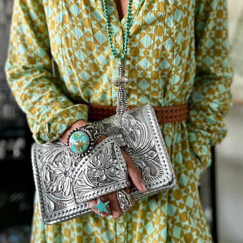 Tura Leder-Clutch | Handgearbeitetes Metallic-Design, Vielseitiges Handgelenkband