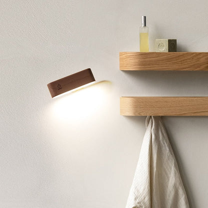 Lomara — Schreibtischständer aus Massivholz mit magnetischem Ladegerät und 360° Drehung