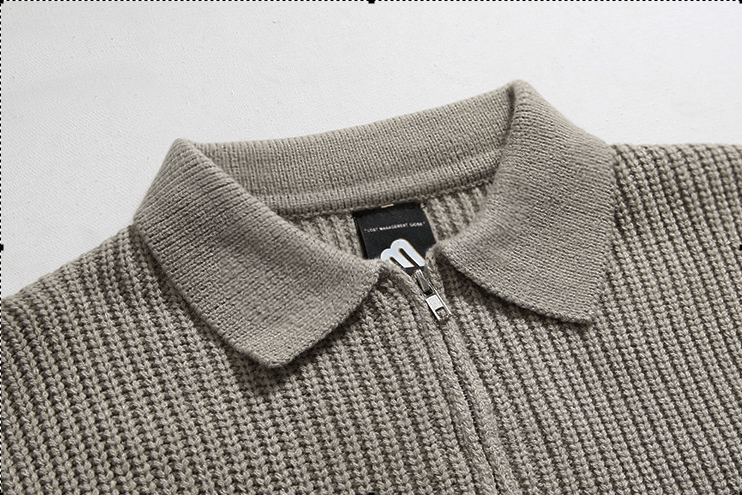 Norla — Gestrickter Pullover mit halbem Reißverschluss und verstellbarem Kragen