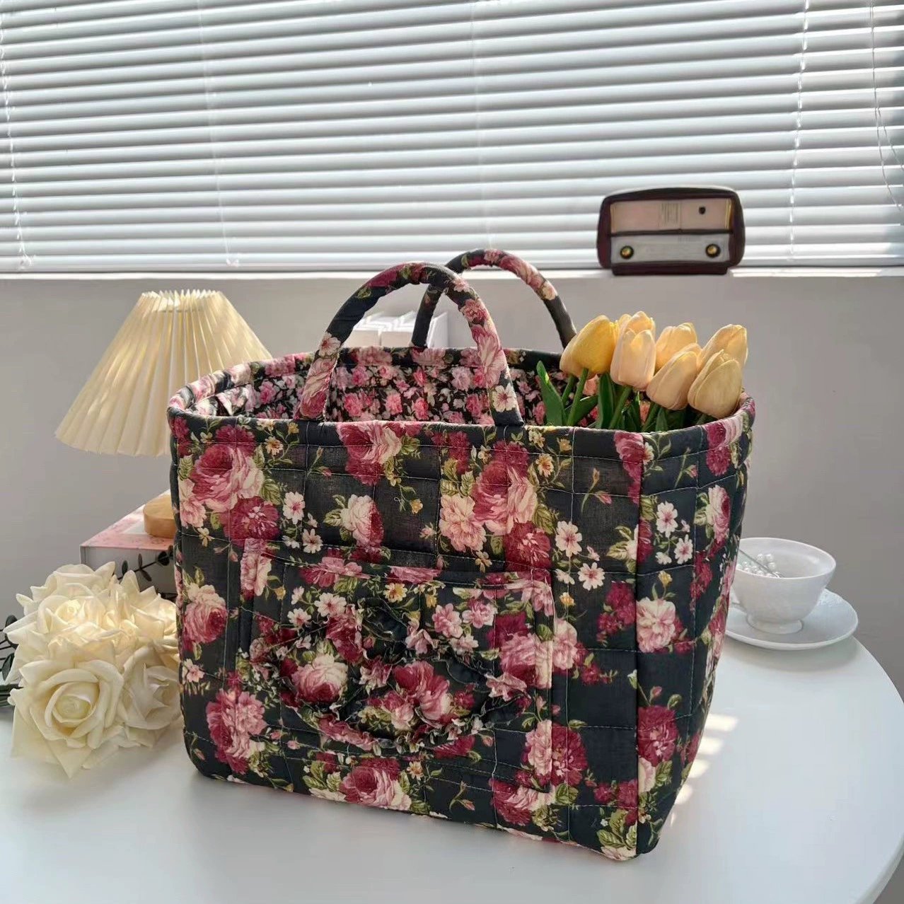 Liora — Gewatteerde bloemen shopper met ruim en opvouwbaar ontwerp