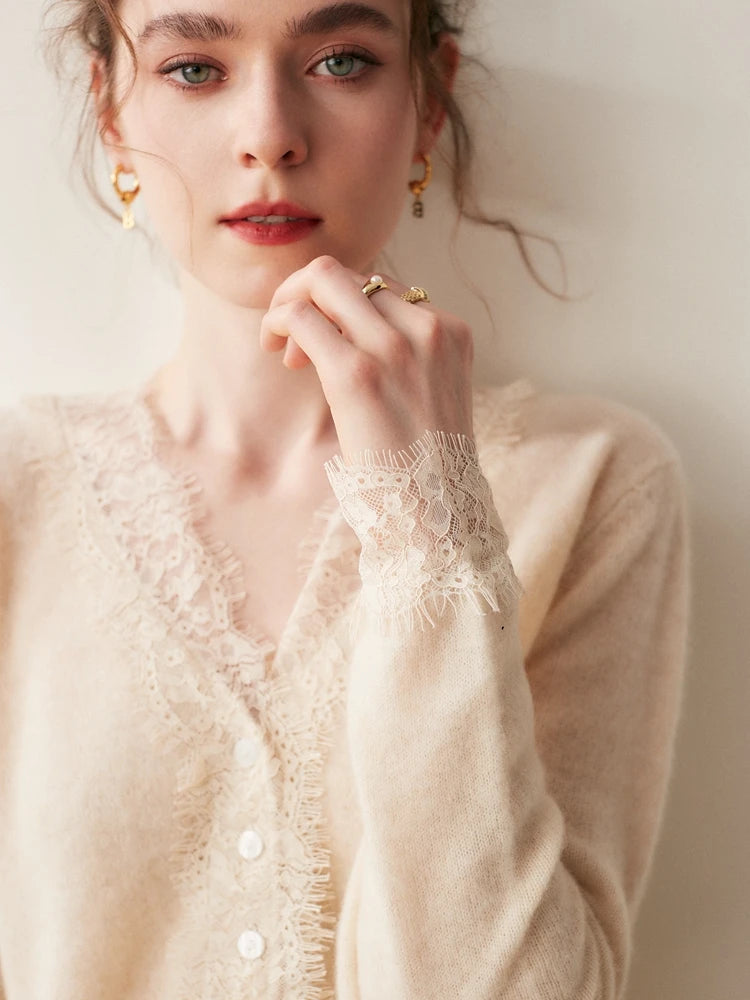 Elara — Weicher Kaschmir-Spitzen-Cardigan zum Layern