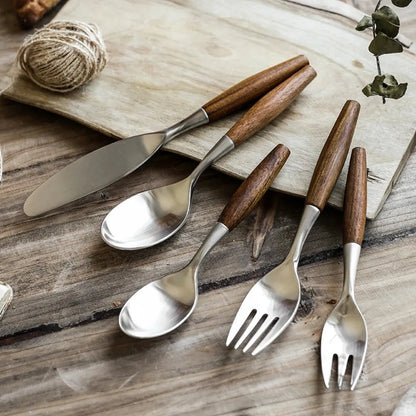 Arvelon — Set di posate con manico in legno nordico e acciaio resistente alla ruggine