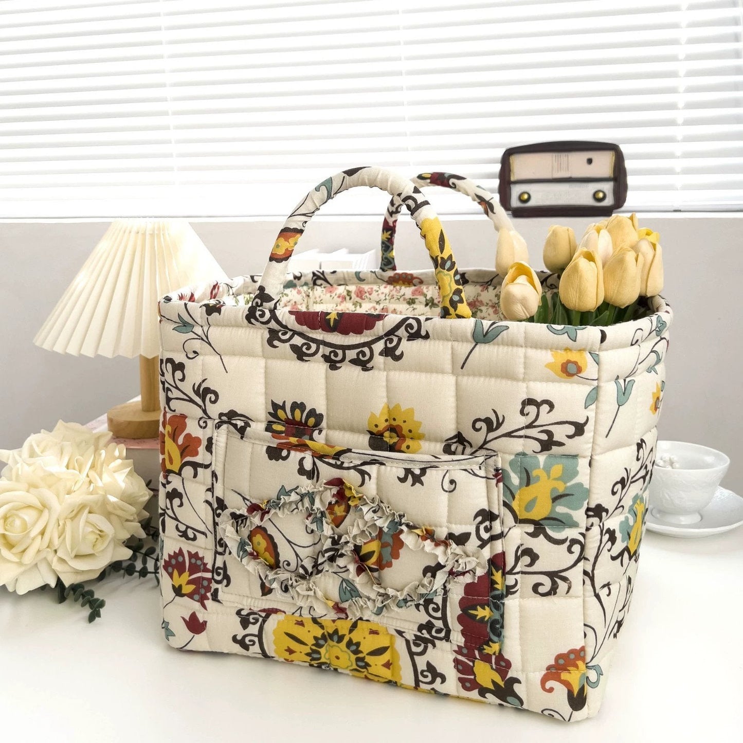 Liora — Gewatteerde bloemen shopper met ruim en opvouwbaar ontwerp