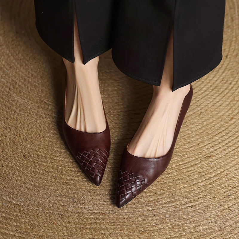 Novara Woven Leather Pumps — Aito nahkainen kärkikärkinen kiilakorkokenkä