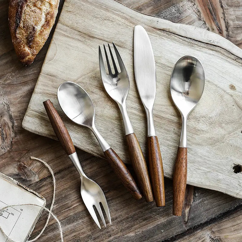Arvelon — Set di posate con manico in legno nordico e acciaio resistente alla ruggine