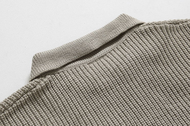 Norla — Gestrickter Pullover mit halbem Reißverschluss und verstellbarem Kragen