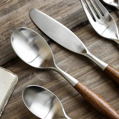 Arvelon — Set di posate con manico in legno nordico e acciaio resistente alla ruggine