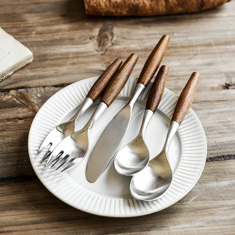 Arvelon — Set di posate con manico in legno nordico e acciaio resistente alla ruggine