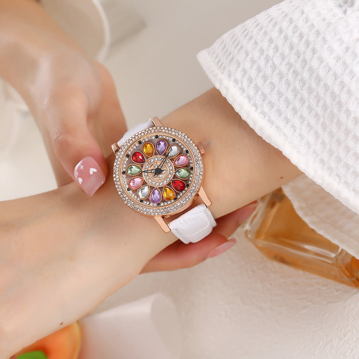 CrystalHalo Watch™ — 眩しい止められない華やかさであらゆる場所を支配する時計