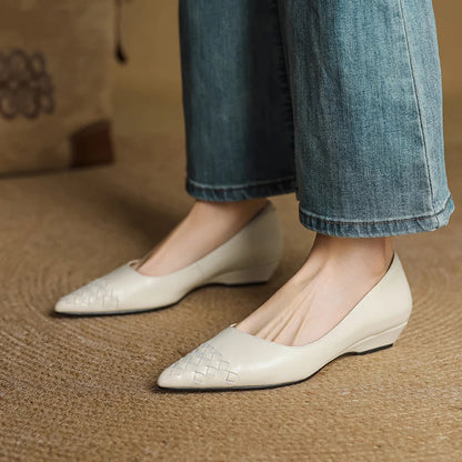 Novara Woven Leather Pumps — Aito nahkainen kärkikärkinen kiilakorkokenkä