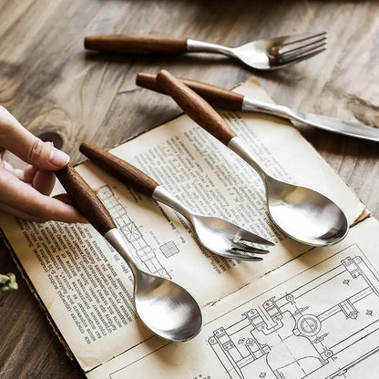 Arvelon — Set di posate con manico in legno nordico e acciaio resistente alla ruggine