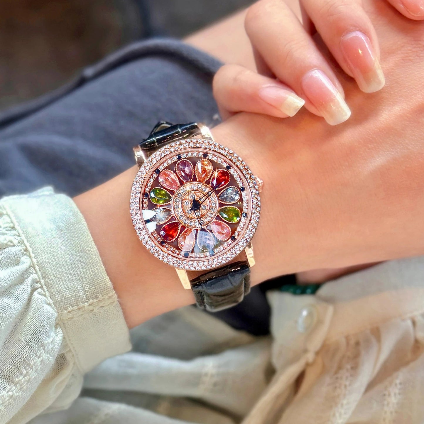 CrystalHalo Watch™ — 眩しい止められない華やかさであらゆる場所を支配する時計