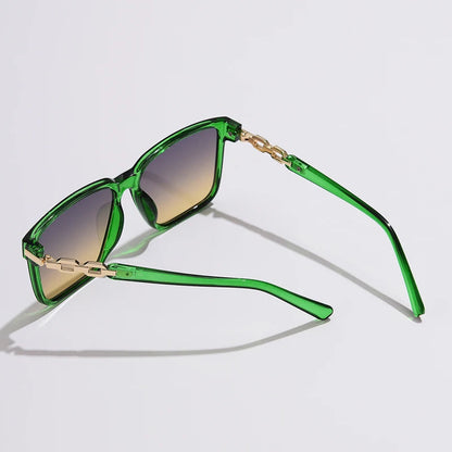Lorya — Übergroße quadratische Sonnenbrille mit goldenen Kettenglied-Bügeln