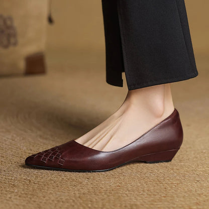 Novara Woven Leather Pumps — Aito nahkainen kärkikärkinen kiilakorkokenkä