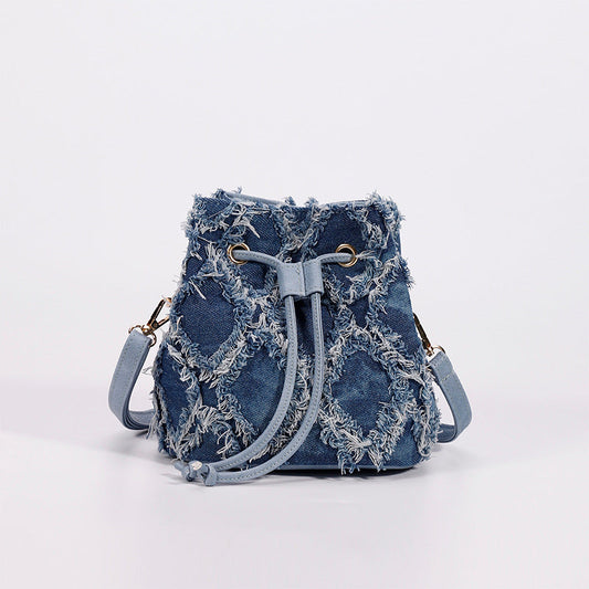 Kaelen — Weiche Denim-Bucket-Bag mit ausgefranstem Nahtdetail