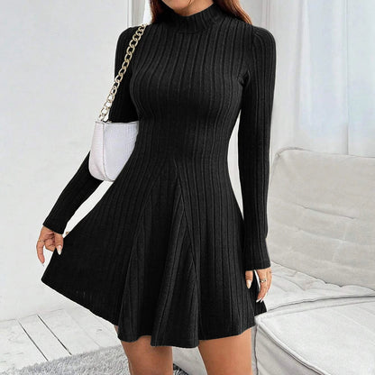 Liora — Robe à col montant côtelé avec ourlet évasé et coupe stretch