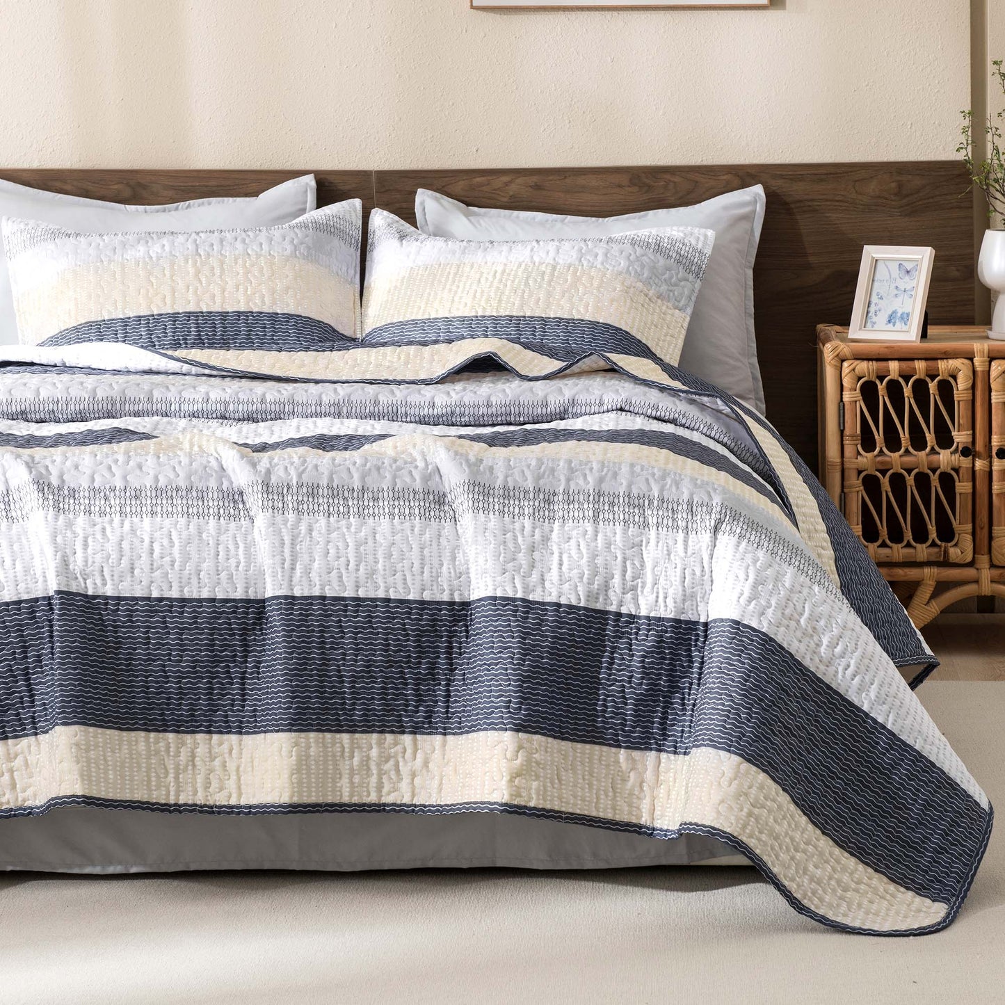 ShadowVeil™ Stripe Quilt Set — Unleash Bold Style and Year-Round Cloudlike Comfort