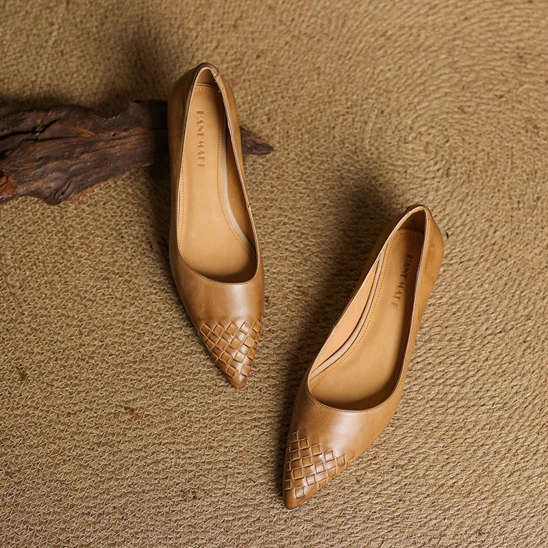 Novara Woven Leather Pumps — Aito nahkainen kärkikärkinen kiilakorkokenkä