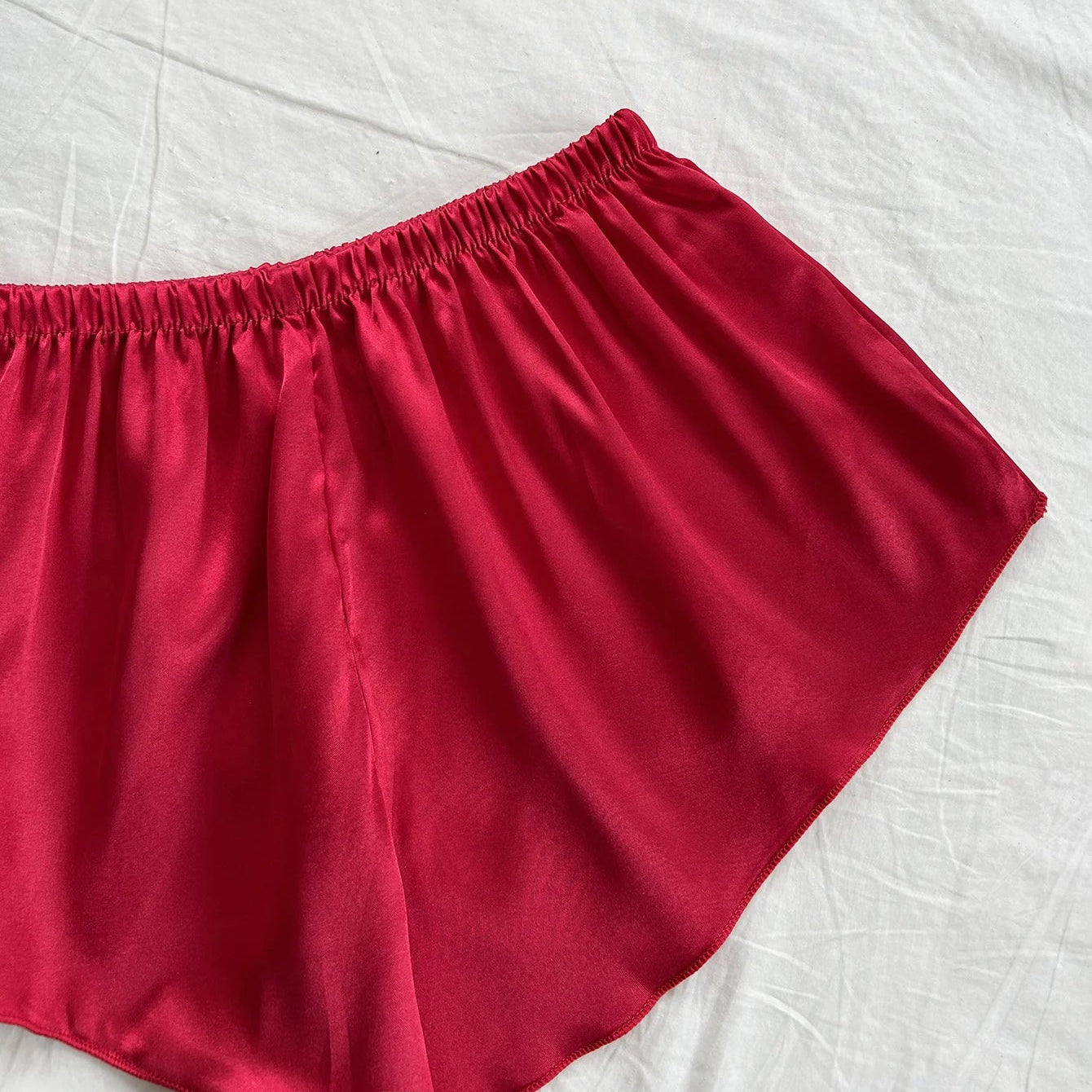 Elara — Sateng pysjamasett med drapert hals og myke shorts