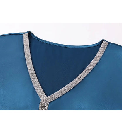 Liora — Damen-Satin-Top mit V-Ausschnitt, dezentem Schimmer und Fransen-Detail