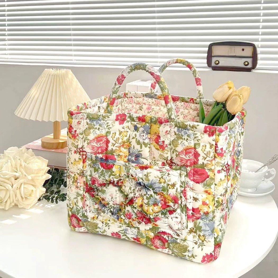 Liora — Gewatteerde bloemen shopper met ruim en opvouwbaar ontwerp