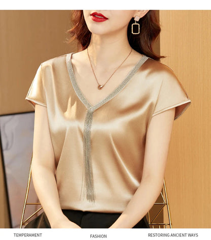 Liora — Damen-Satin-Top mit V-Ausschnitt, dezentem Schimmer und Fransen-Detail