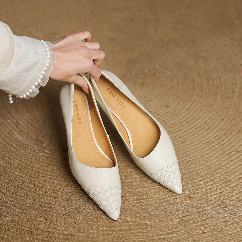 Novara Woven Leather Pumps — Aito nahkainen kärkikärkinen kiilakorkokenkä