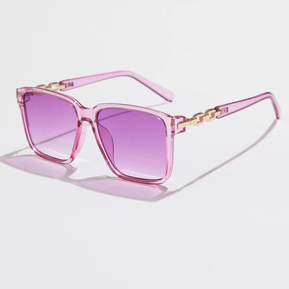 Lorya — Übergroße quadratische Sonnenbrille mit goldenen Kettenglied-Bügeln