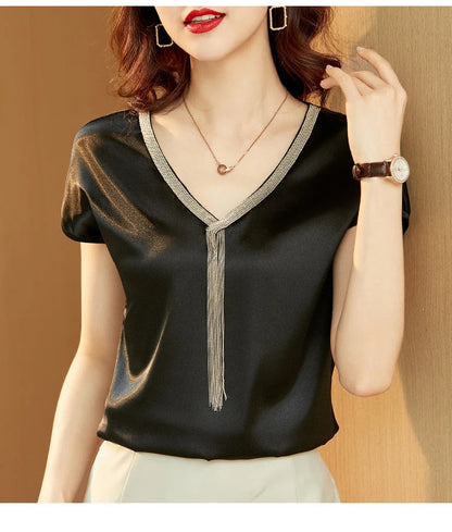 Liora — Damen-Satin-Top mit V-Ausschnitt, dezentem Schimmer und Fransen-Detail
