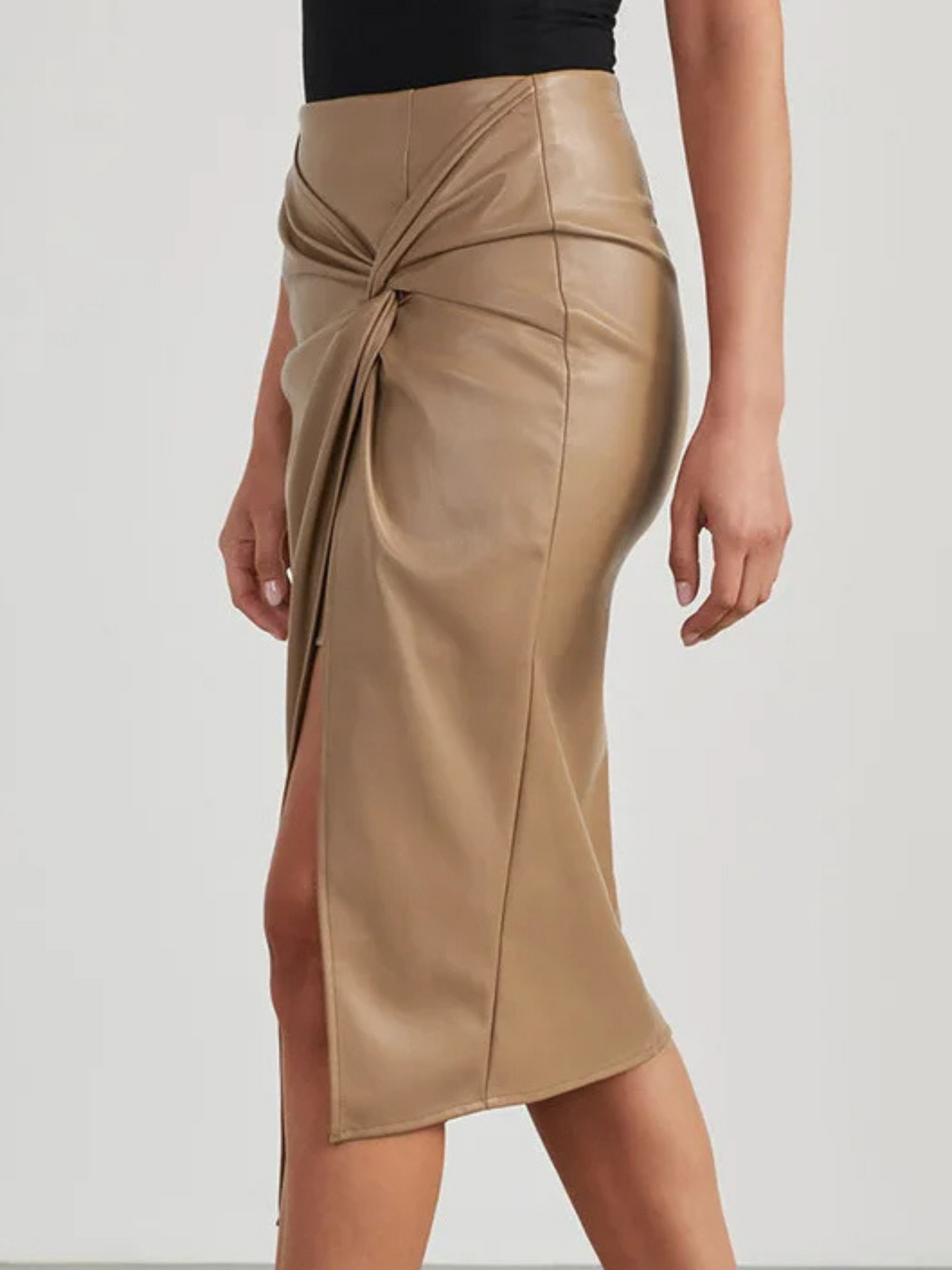 Norla — Vegan leren midi-rok met asymmetrische twistzoom