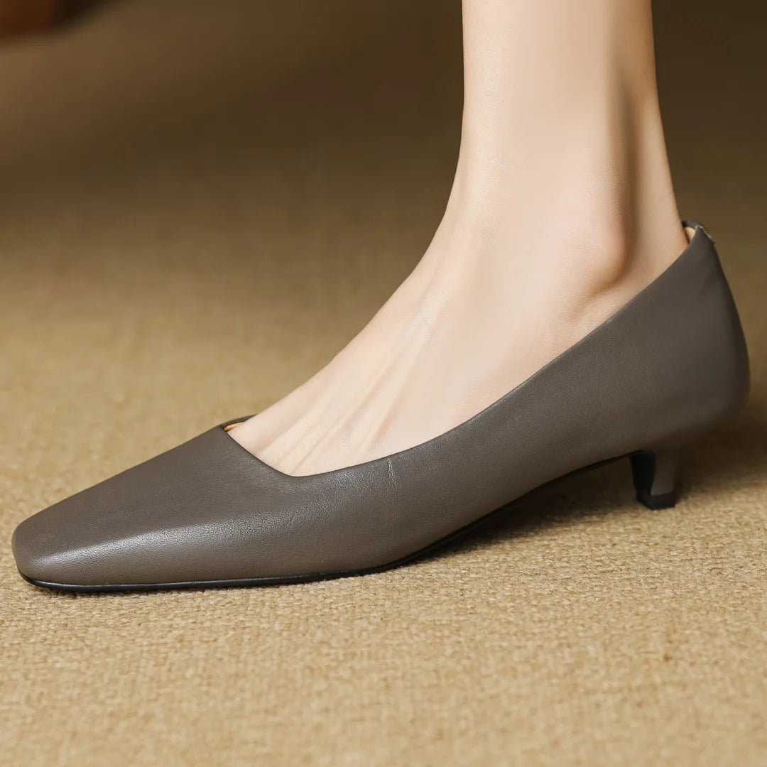 Talora — Echtes Leder Pumps mit Kitten-Heel und Komfort-Schaumsohle