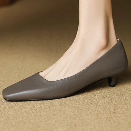 Talora — Echtes Leder Pumps mit Kitten-Heel und Komfort-Schaumsohle