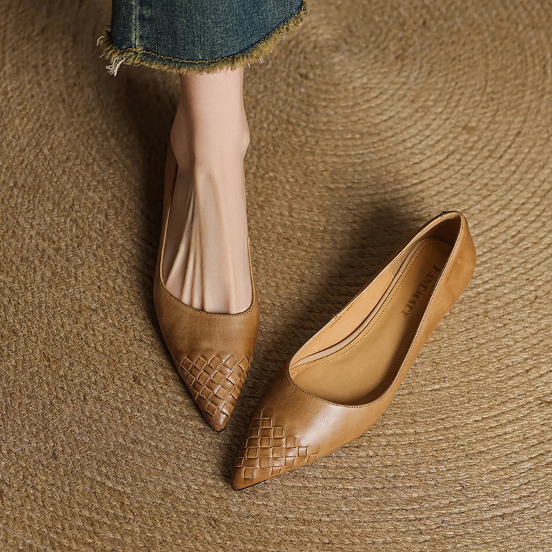 Novara Woven Leather Pumps — Aito nahkainen kärkikärkinen kiilakorkokenkä
