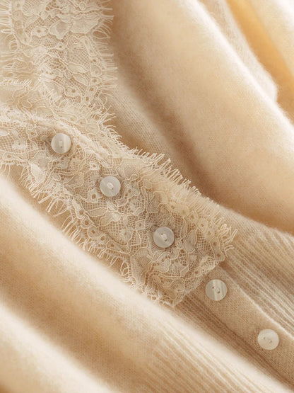 Elara — Weicher Kaschmir-Spitzen-Cardigan zum Layern