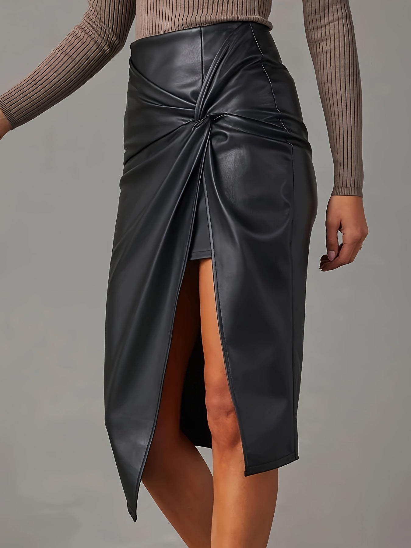 Norla — Vegan leren midi-rok met asymmetrische twistzoom